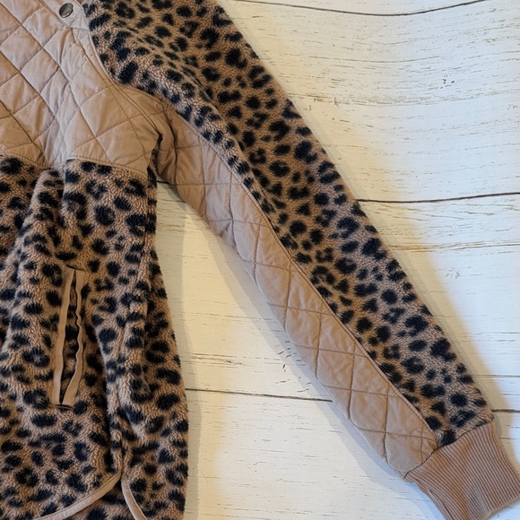 Abercrombie Leopard Print pullover - Picture 6 of 8